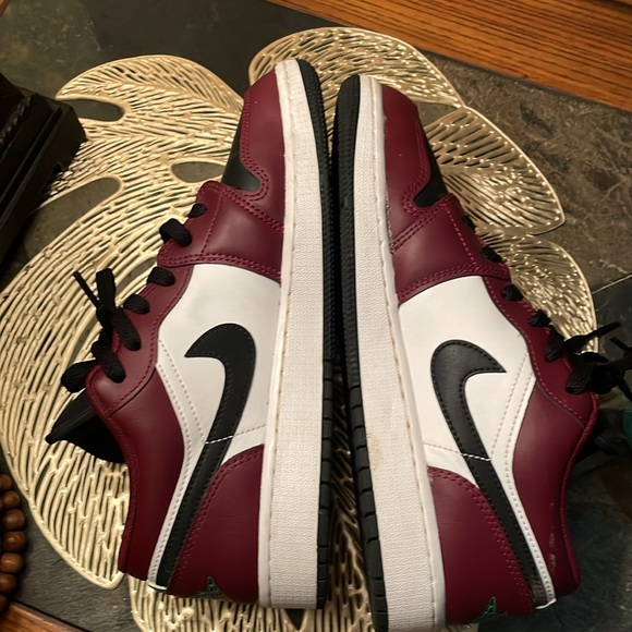 Air Jordan 1 low SE “dark beetroot”. Like new! EUC - Picture 6 of 13